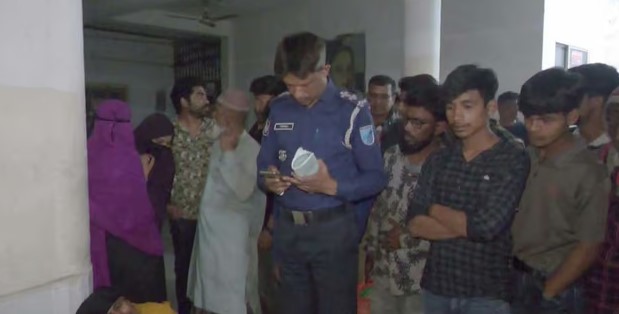 গোপালগঞ্জে এসএসসি পরীক্ষার্থী মেয়ে ও মাকে কুপিয়ে হত্যা খুনি।